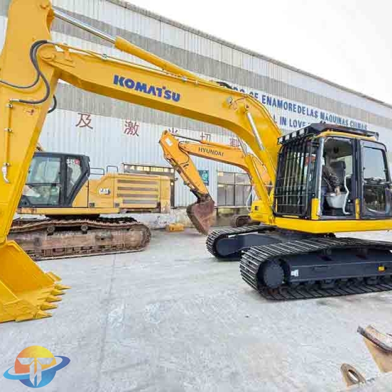 Well-maintained Komatsu PC220 excavators, used construction tracked excavators are available for immediate sale.