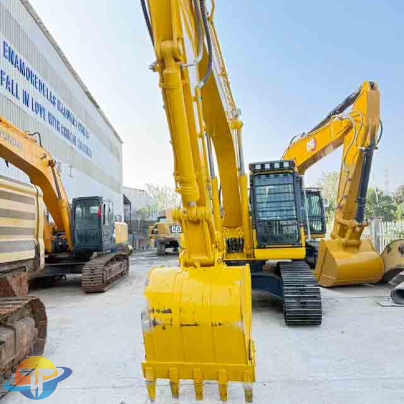 Well-maintained Komatsu PC220 excavators, used construction tracked excavators are available for immediate sale.