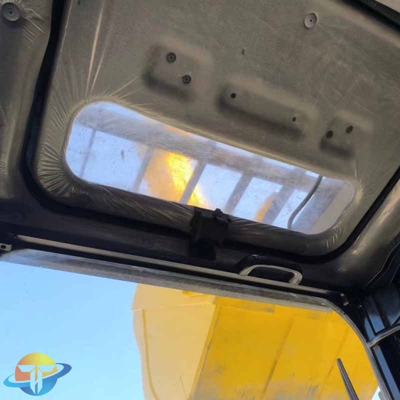 Second hand Komatsu PC200 excavator in best working condition and cheapest price