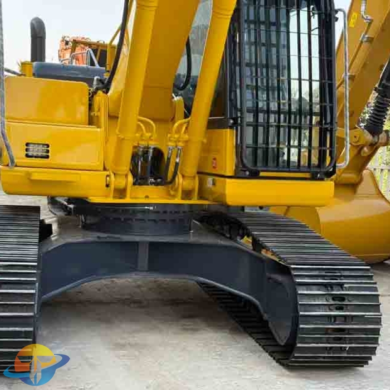 Well-maintained Komatsu PC220 excavators, used construction tracked excavators are available for immediate sale.
