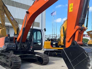Japan-made Hitachi ZX240 hydraulic crawler excavator used excavator is in stock and is selling well.