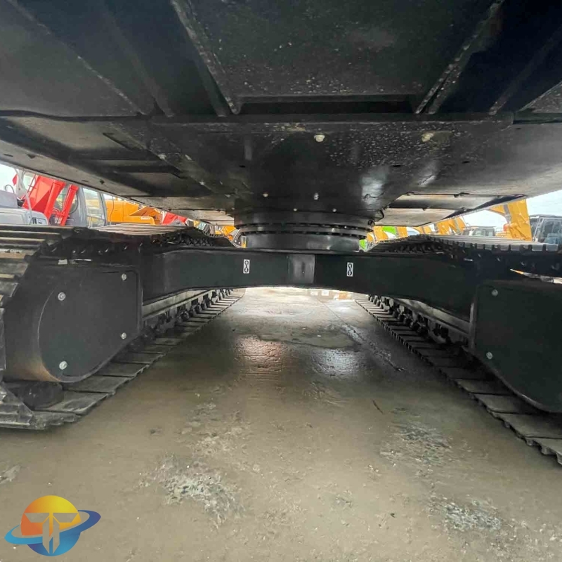 Used Hyundai 220s excavator are hot on the market. They are refurbished and can be delivered to any country.