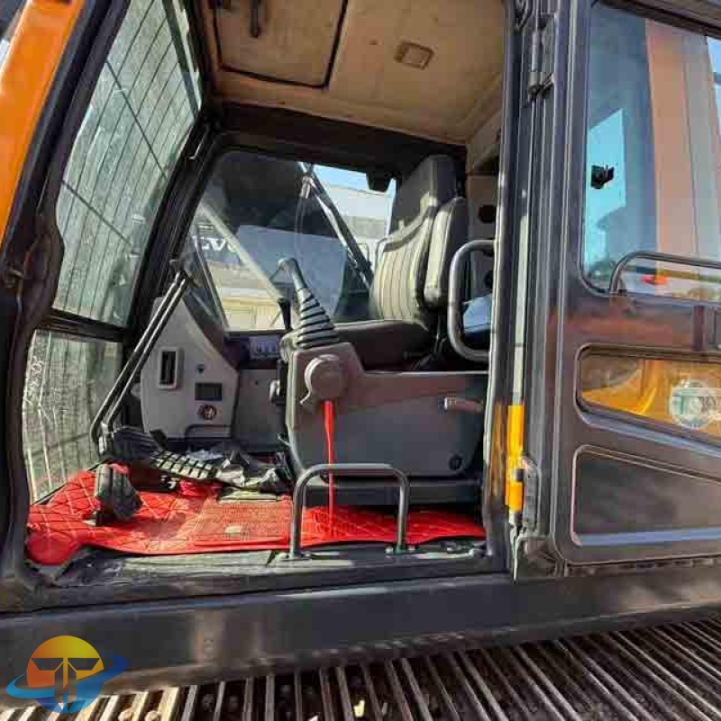 Hot-selling Hyundai HX220S excavator, a used tracked excavator with excellent performance, is available for sale.