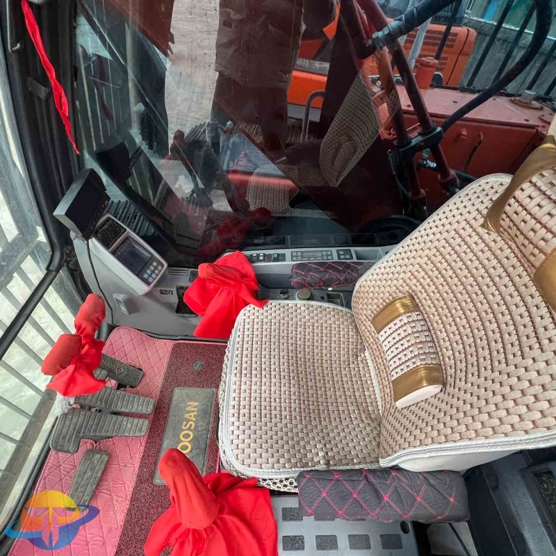 High quality second hand Doosan DX225LC-9C Excavator is hot selling at a low price Welcome to call us for consultation