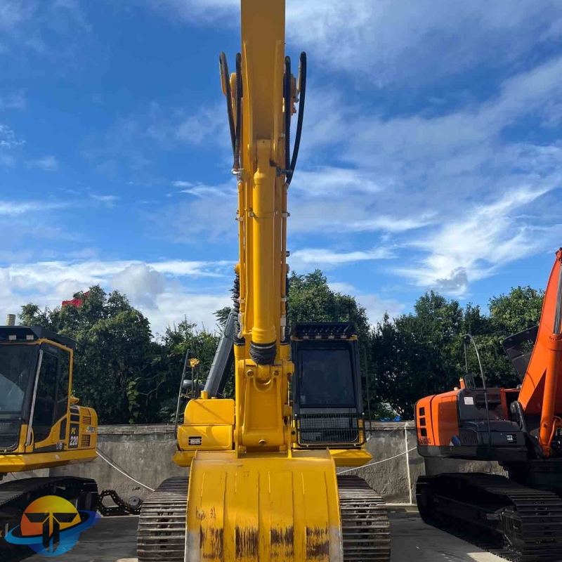 2022 genuine Komatsu PC220-8N1 excavator used construction machinery with good performance for sale.