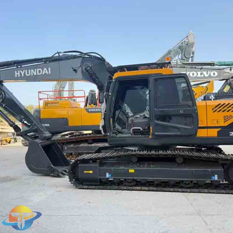 Hyundai HX220S excavator, high performance, in good condition, ready for construction use and for sale.
