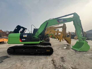 Hot-selling Caterpillar 323D2L excavator, used construction equipment, heavy-duty large excavator.
