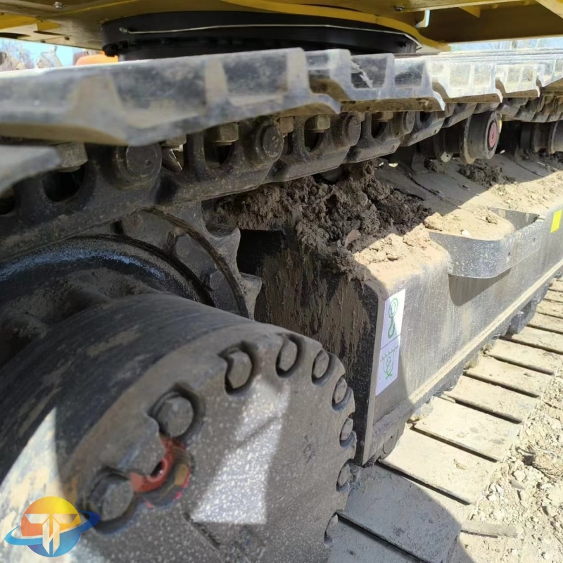 Second hand Komatsu PC200 excavator in best working condition and cheapest price