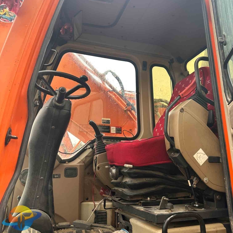 Used Doosan DH210W-7 wheeled excavator, large wheeled drive excavator for mining operations, diesel excavator for sale.