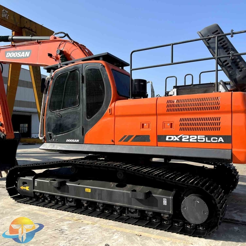 Good performance second-hand Doosan DX225LC Excavator low working hours for sale worldwide