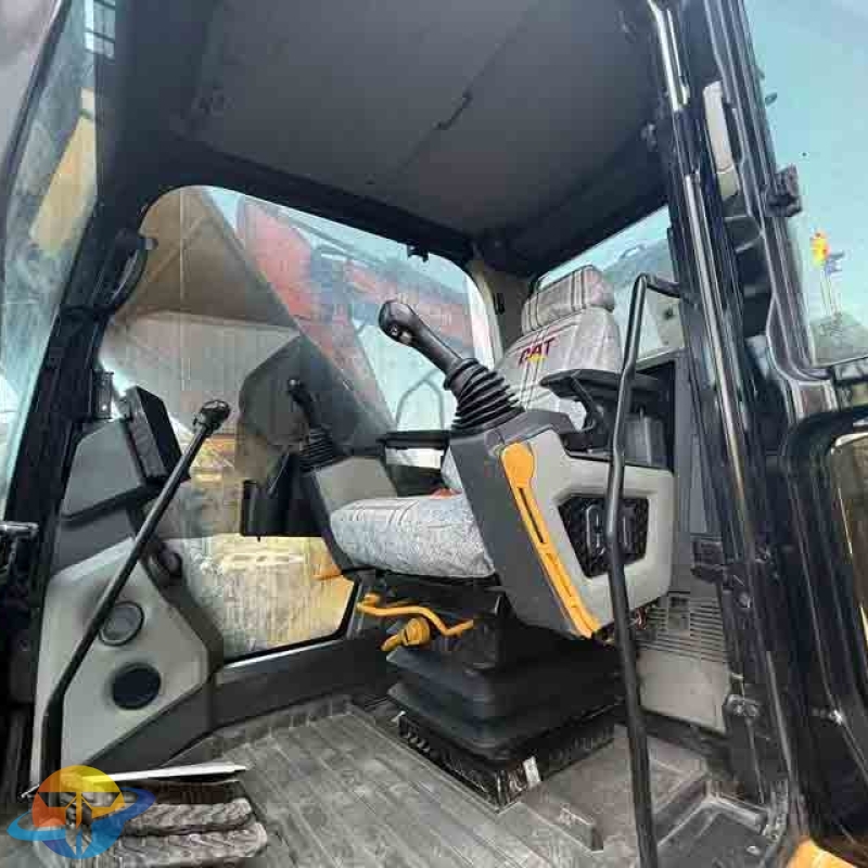 The Caterpillar CAT323 high-spec excavator, a powerful large-scale heavy-duty engineering equipment, is available for immediate sale.