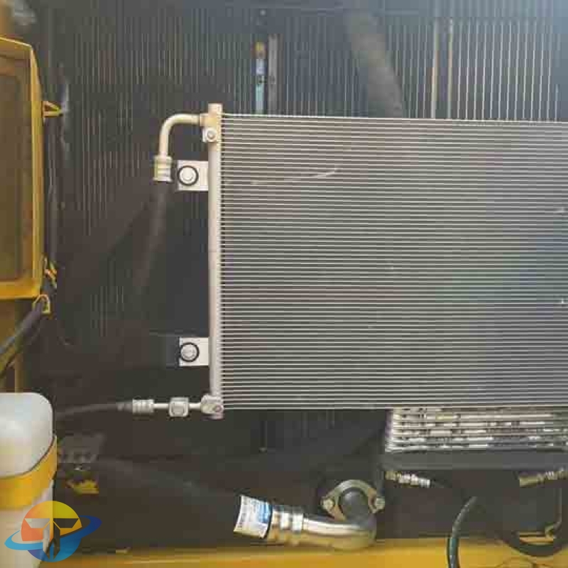 Well-maintained Komatsu PC220 excavators, used construction tracked excavators are available for immediate sale.