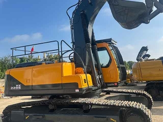 Original second-hand Hyundai 220s crawler excavator 21 tons construction machinery of good quality is available for sale