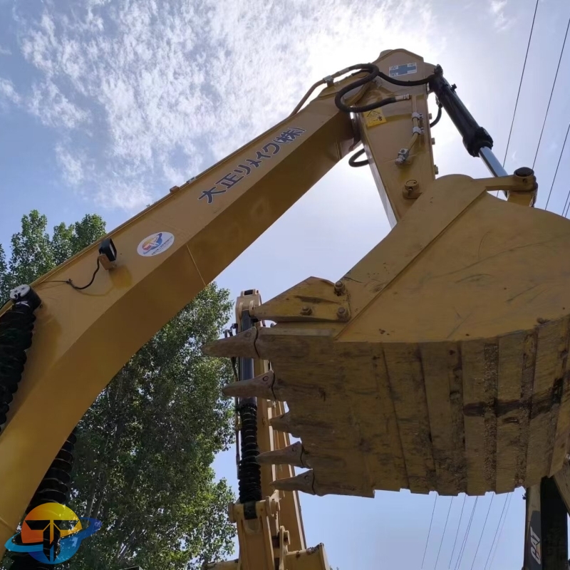Well maintained second-hand excavator Caterpillar 329D2L excavator is cheap and easy to operate