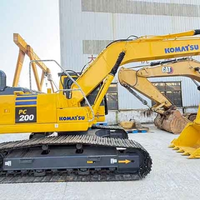 High-quality Komatsu PC200 excavator, used construction equipment, is selling well worldwide.