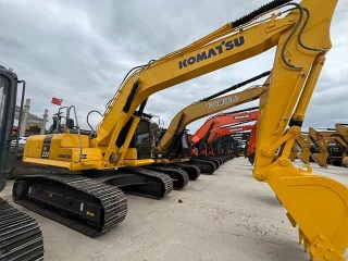 Used Komatsu PC220 excavator, original Japanese heavy mining and earthmoving machinery, for sale.