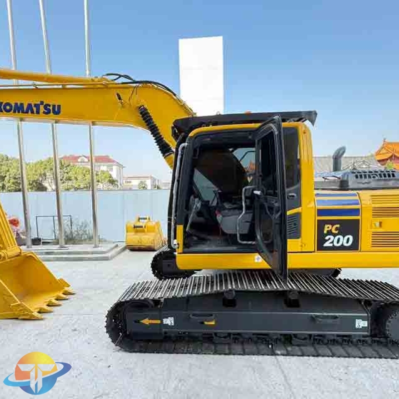 High-quality Komatsu PC200 excavator, used construction equipment, is selling well worldwide.