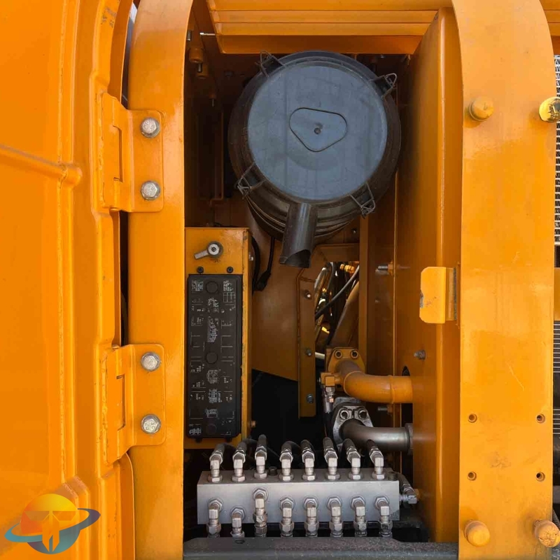 High quality original second hand Hyundai 220LC-9S excavator in good condition for sale at a very low price