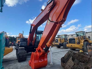 Japanese brand new and hot selling Hitachi 200 excavator, used excavator, hydraulic earthmoving machinery for sale.