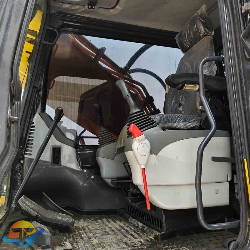 Komatsu PC360 36-ton tracked excavator, used for quarry work, low operating time, for sale.