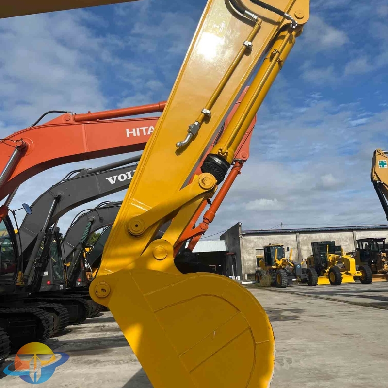 2022 genuine Komatsu PC220-8N1 excavator used construction machinery with good performance for sale.