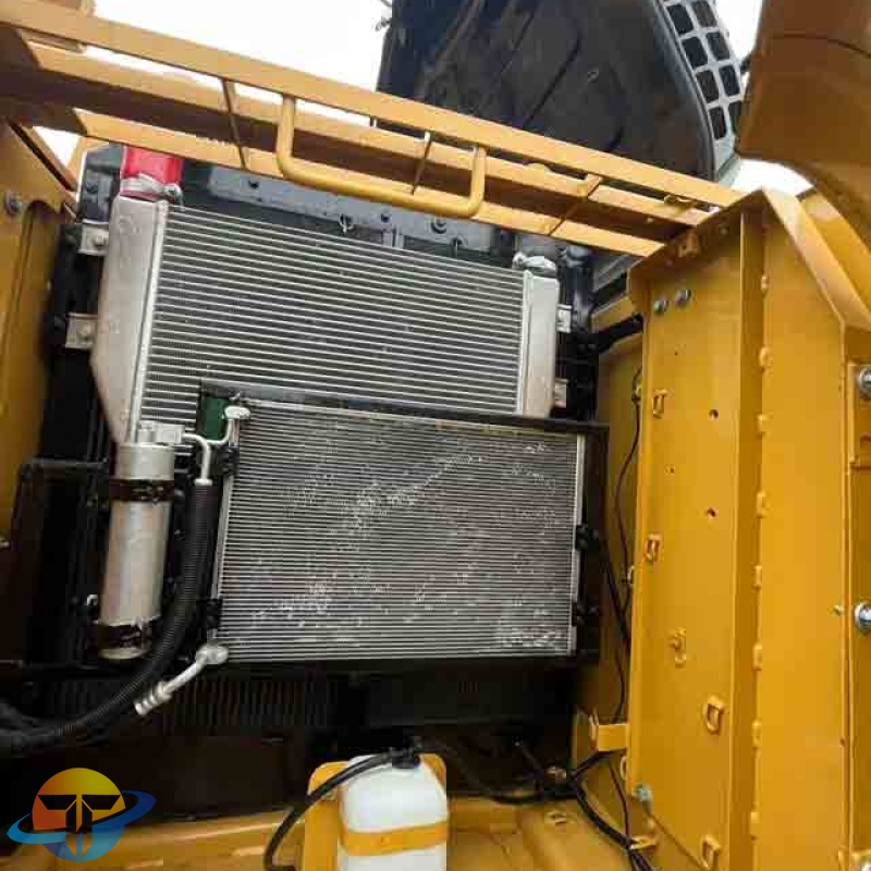 Caterpillar CAT320D2L excavator with C7 engine: High fuel efficiency, low maintenance costs, and available for sale.