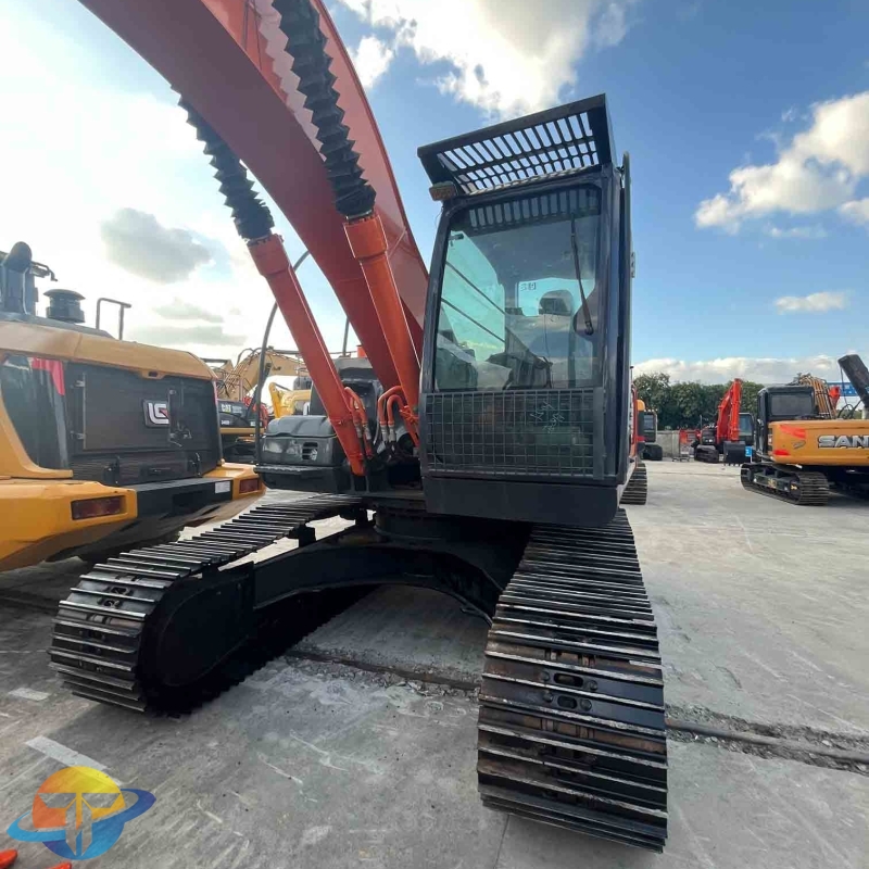 Japanese brand new and hot selling Hitachi 200 excavator, used excavator, hydraulic earthmoving machinery for sale.