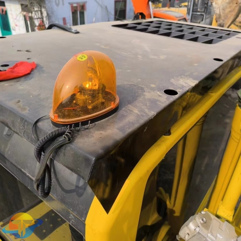 Second-hand high quality Komatsu PC210LC excavator most popular machine spot low price