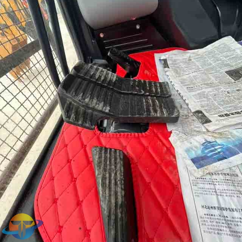 Used Komatsu PC220 excavator, original Japanese heavy mining and earthmoving machinery, for sale.