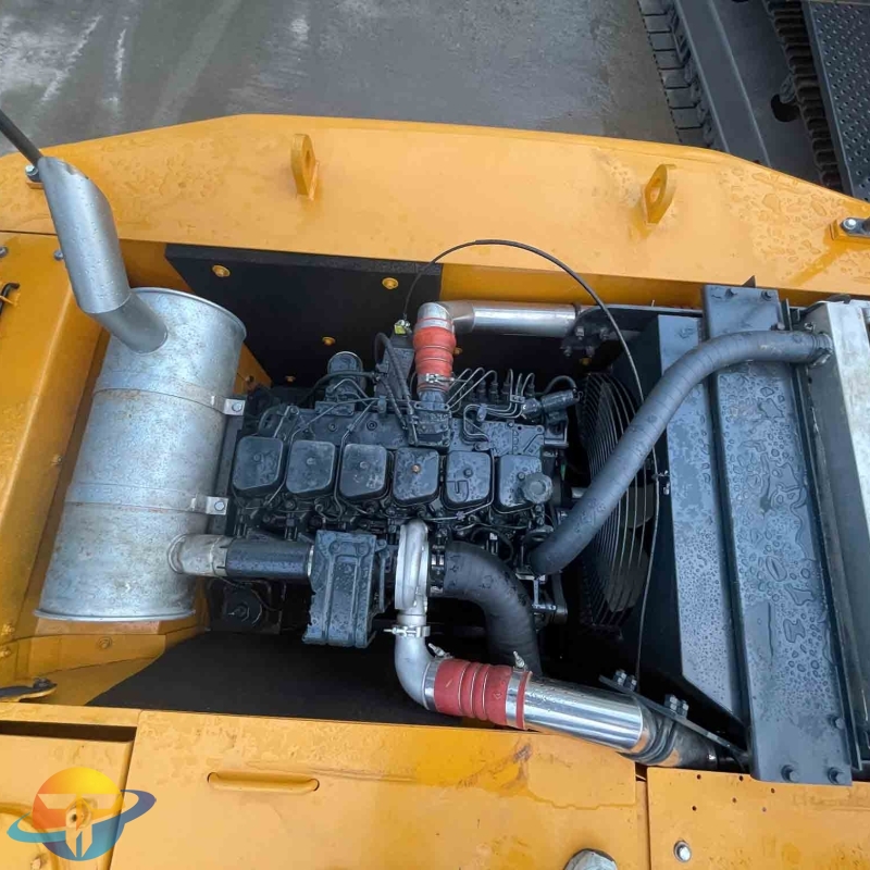 Used Hyundai 220s excavator are hot on the market. They are refurbished and can be delivered to any country.