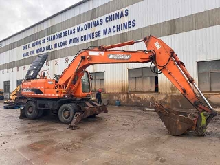 Used Doosan DH210W-7 wheeled excavator, large wheeled drive excavator for mining operations, diesel excavator for sale.