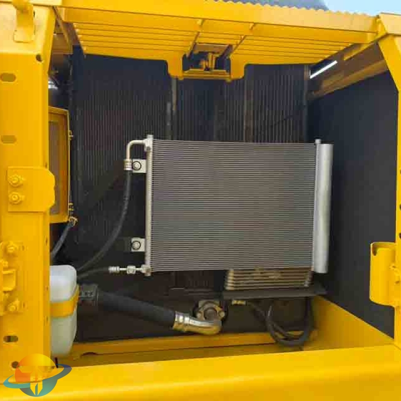 High-quality Komatsu PC200 excavator, used construction equipment, is selling well worldwide.