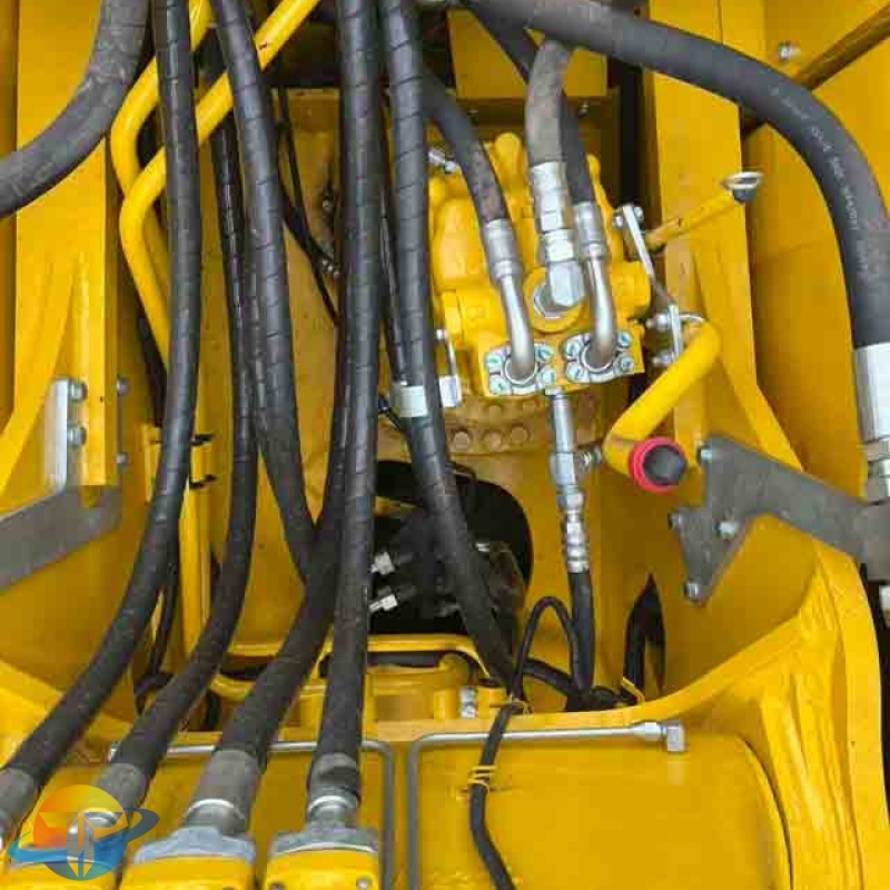 Used Komatsu PC220 excavator, original Japanese heavy mining and earthmoving machinery, for sale.