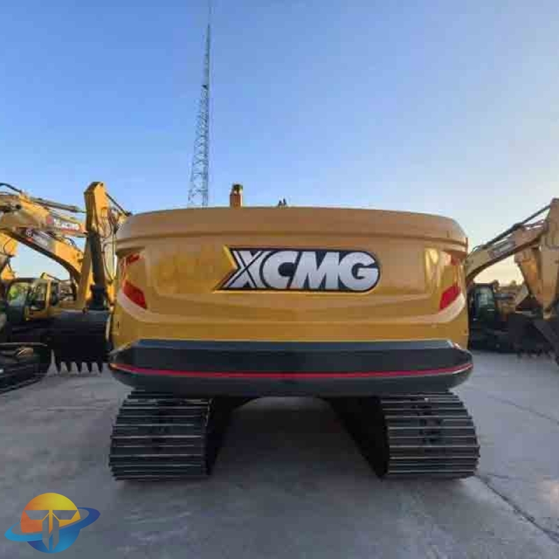 XCMG XE215G excavator with Isuzu Stage II engine and constant power pump, 80 cm crawler tracks in stock.