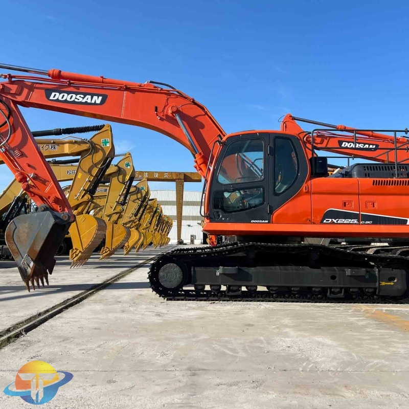 Doosan DX225LC-9C excavator second-hand machine has good operating performance and low price