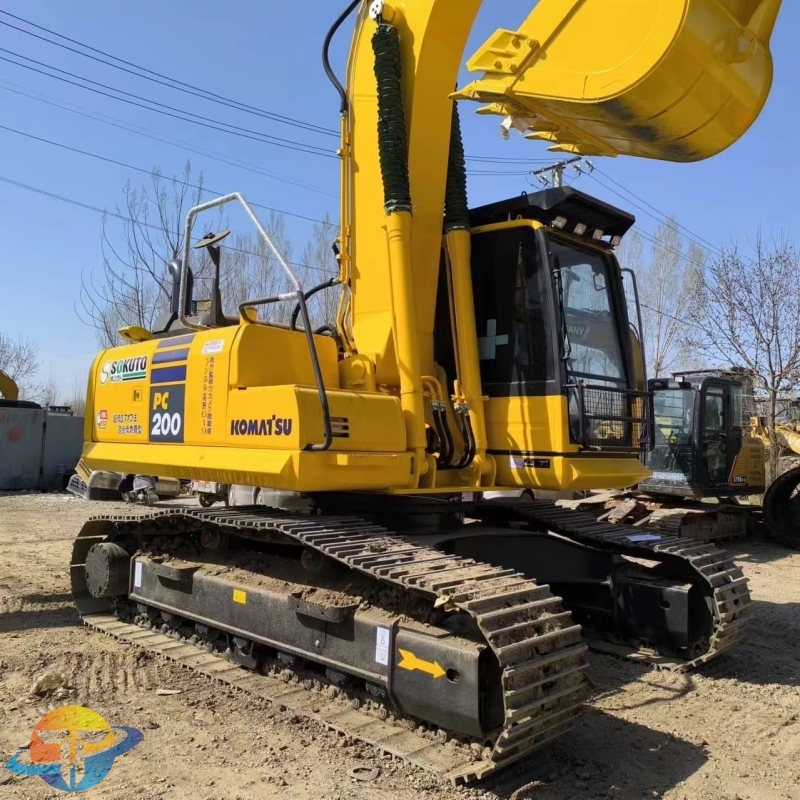 Second hand Komatsu PC200 excavator in best working condition and cheapest price