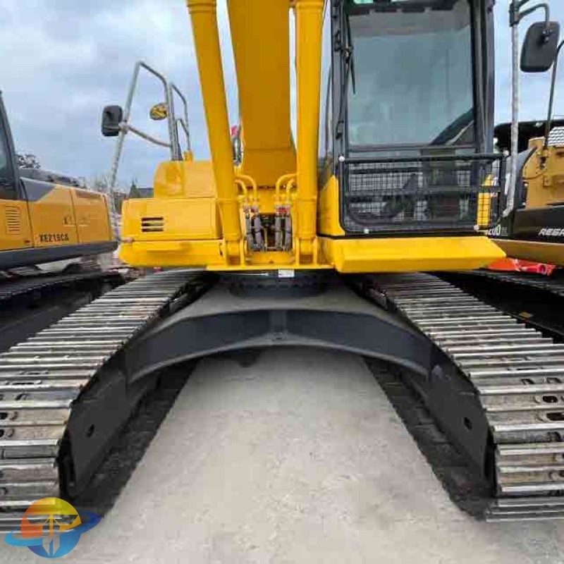 Used Komatsu PC220 excavator, original Japanese heavy mining and earthmoving machinery, for sale.
