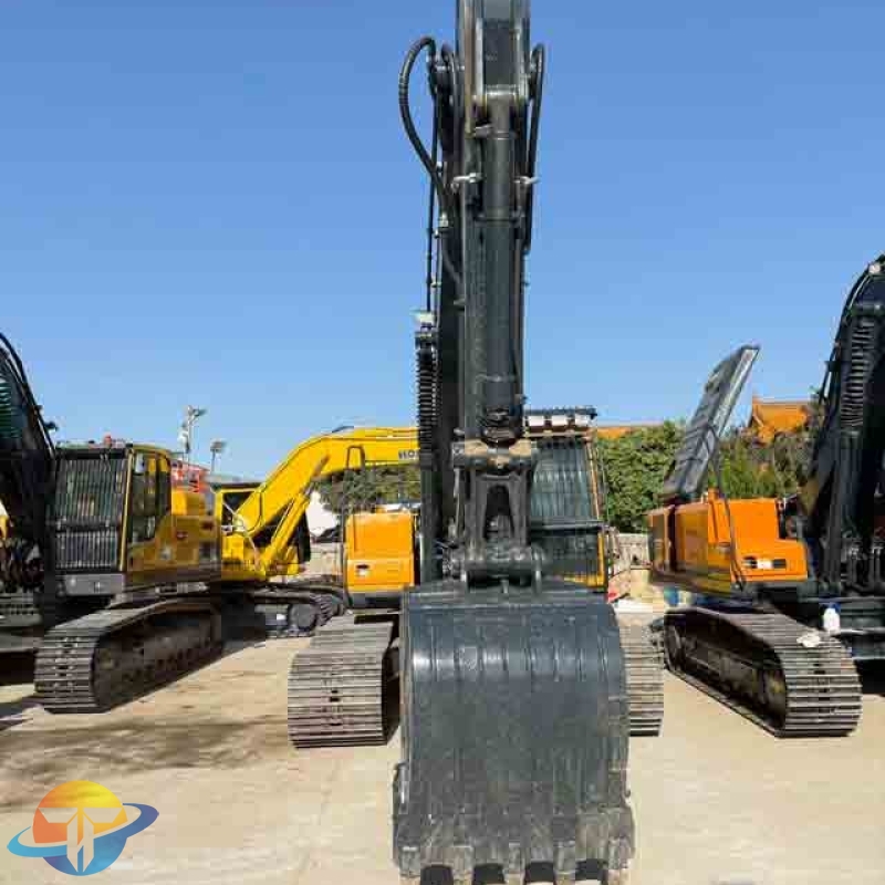 Hot-selling Hyundai HX220S excavator, a used tracked excavator with excellent performance, is available for sale.