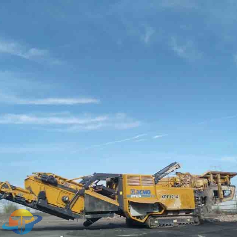 Chinese brand XCMG XPF1214 mobile impact crusher for mining machinery, used heavy machinery equipment for sale.