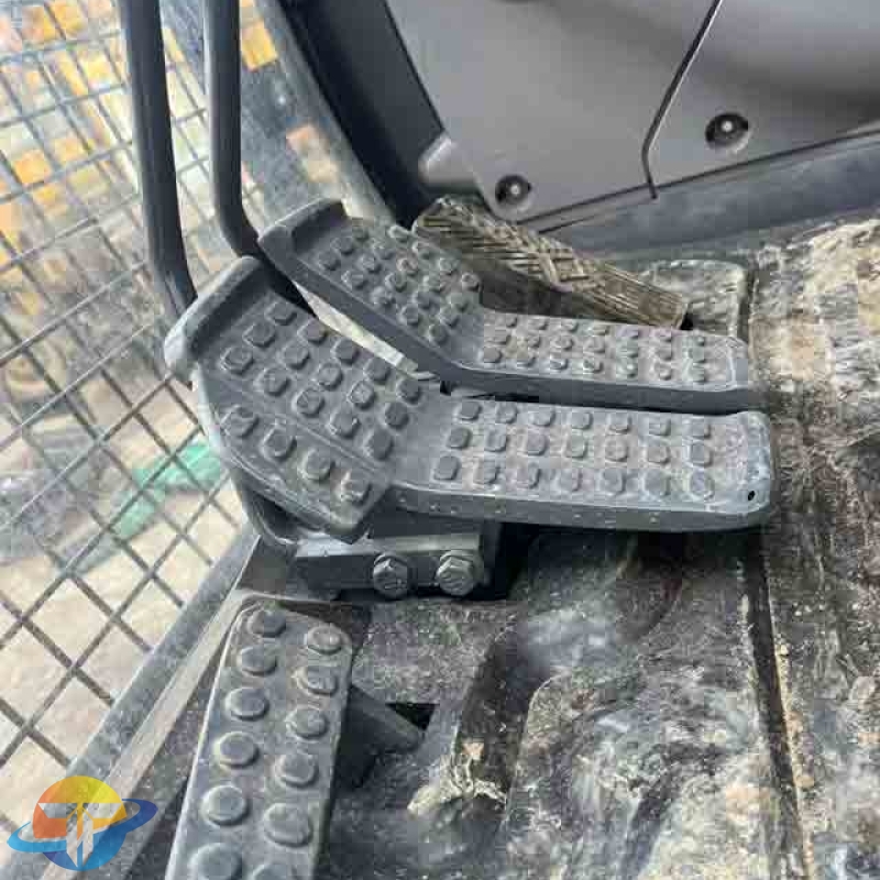 Original used Hitachi 200 excavator, high-quality earthmoving machinery for sale.