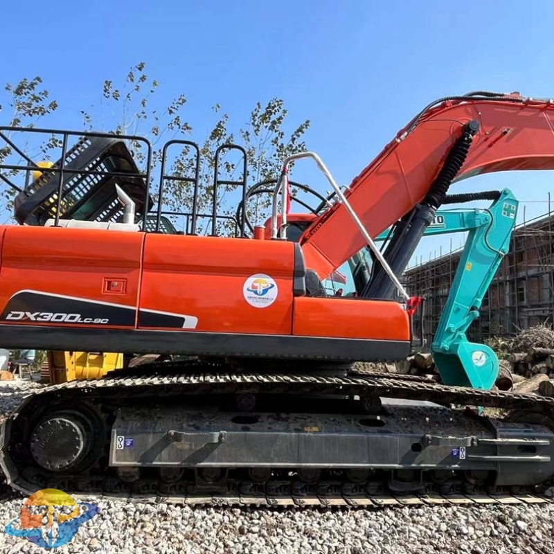 Used excavator Doosan DX300 excavator excavator heavy equipment cheap price low energy consumption