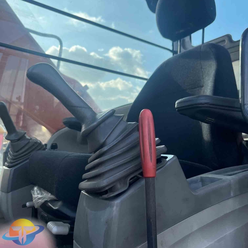 Japanese brand new and hot selling Hitachi 200 excavator, used excavator, hydraulic earthmoving machinery for sale.