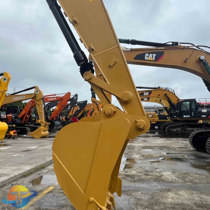 Used Caterpillar 320D2L crawler excavator with high quality engine and low consumption in good condition for sale.