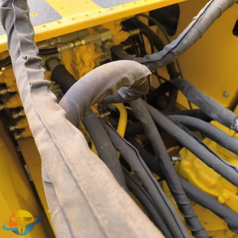 Second-hand high quality Komatsu PC210LC excavator most popular machine spot low price