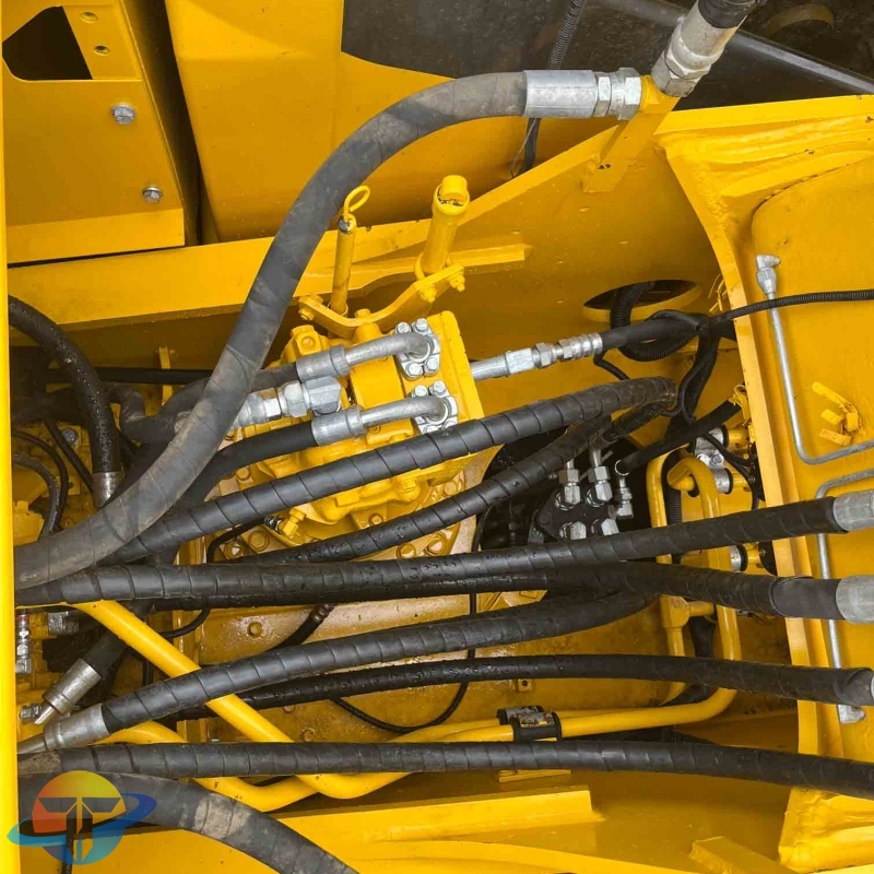 Second hand original Japanese high quality Komatsu pc220 crawler excavator with core motor engine gearbox gear parts for sale.