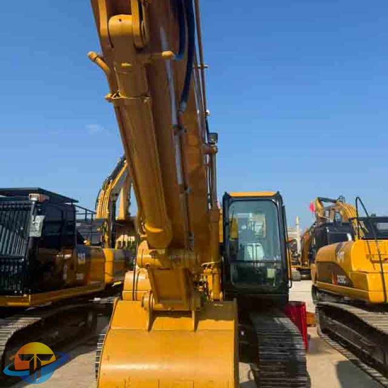 Selected used Caterpillar 320CL excavators, Japanese-made hydraulic excavators, are available for sale.
