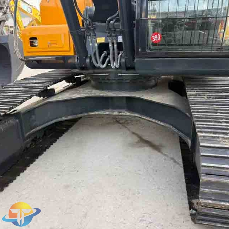 Hyundai HX220S excavator, high performance, in good condition, ready for construction use and for sale.