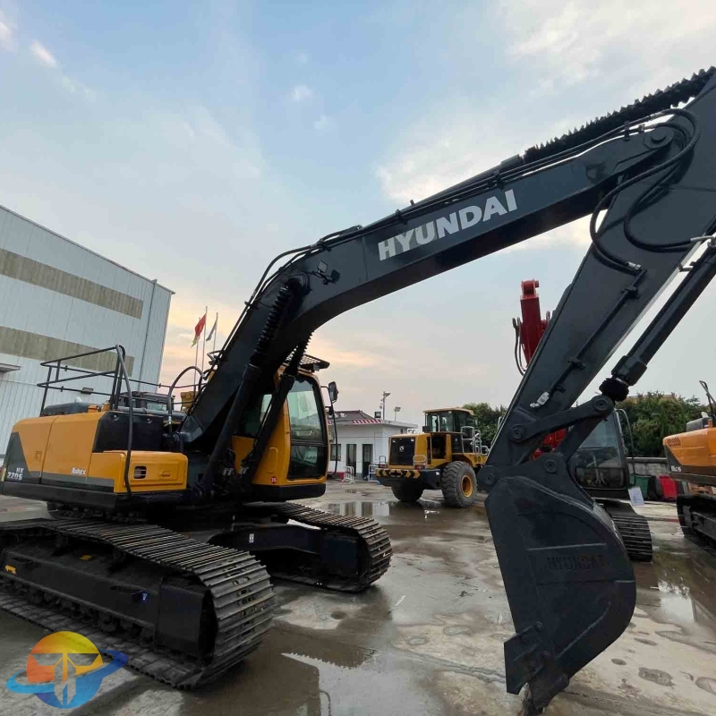 Used Hyundai 220s excavator are hot on the market. They are refurbished and can be delivered to any country.