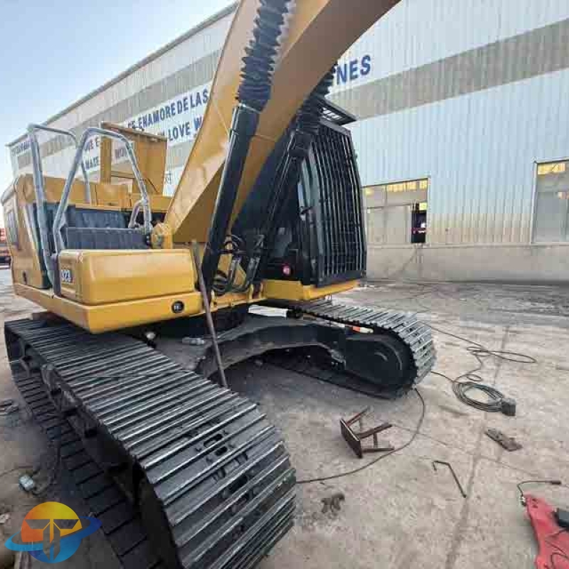 The Caterpillar CAT323 high-spec excavator, a powerful large-scale heavy-duty engineering equipment, is available for immediate sale.