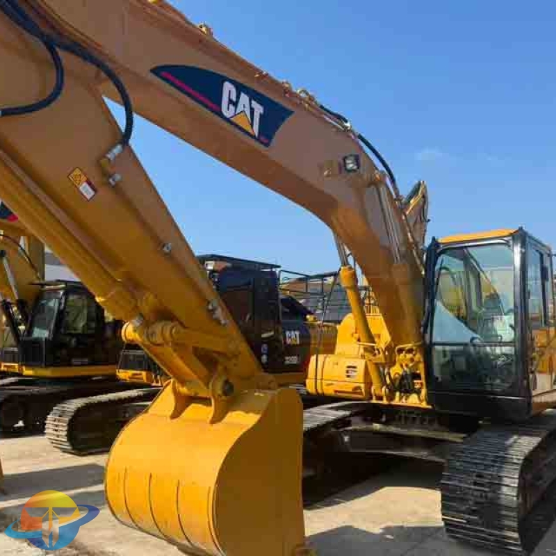 Selected used Caterpillar 320CL excavators, Japanese-made hydraulic excavators, are available for sale.
